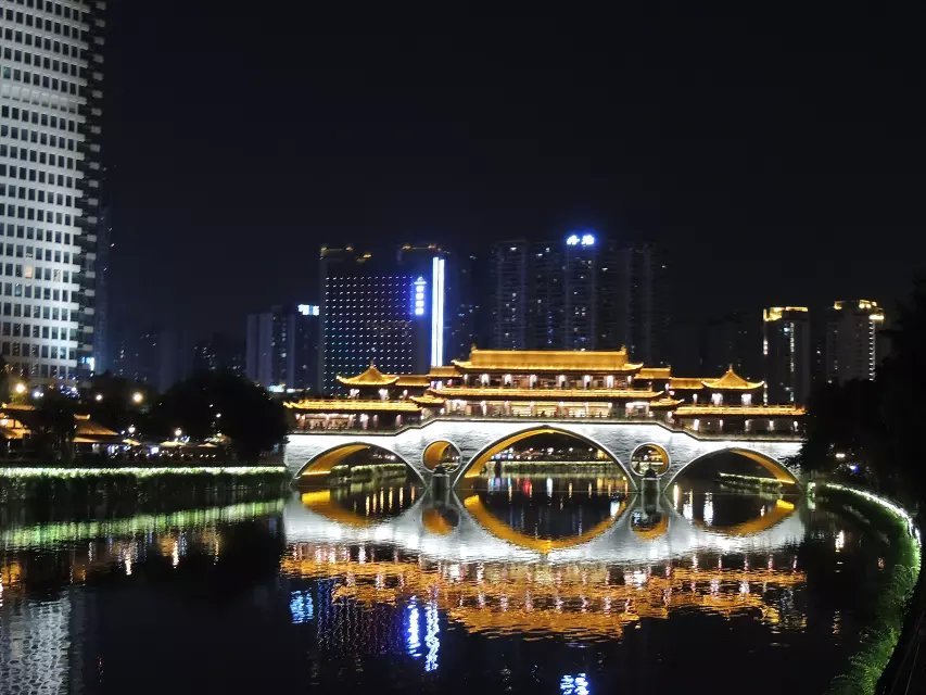 夜间桥倒影美景