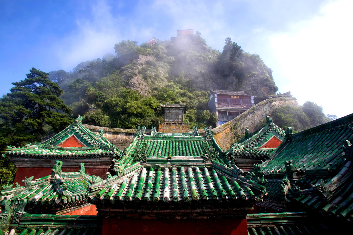 云雾缭绕武当山